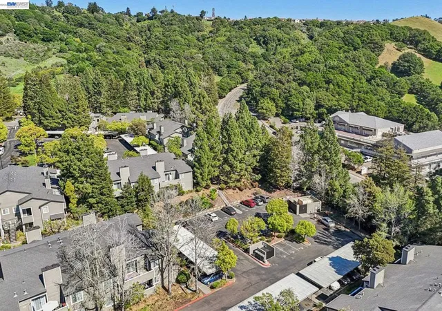 2nd image of 630 Cyn Oaks Dr, Oakland, CA 94605