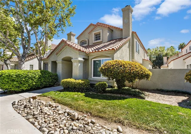 Listing Photo 2 - Condo for sale in building located at 37940 123 42nd E, Palmdale, CA 93552 - Unit #