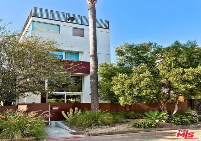 Photo 2 of Single family home for sale at 111 Eastwind St, Marina Del Rey, CA 90292 | MLS# 26665671 | Listing updated on 2026-09-22
