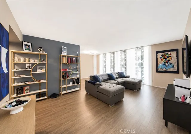 Photo 2 of Sale Pending at 7260 Hillside Ave #207, Los Angeles, CA 90046 | MLS# SR26066217 | Listing updated on 2026-09-19