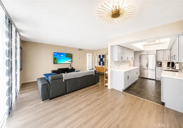 Photo 3 of Sale Pending at 7260 Hillside Ave #207, Los Angeles, CA 90046 | MLS# SR26066217 | Listing updated on 2026-09-19