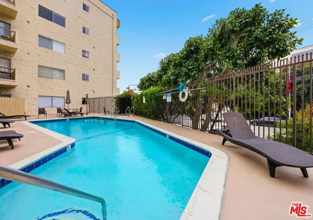 Homes for sale in Los Angeles, CA | 612 S Barrington Avenue, Los Angeles, CA 90049 | Houzeo