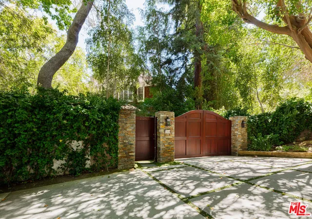 3rd image of 13127 Boca De Canon Ln, Los Angeles, CA 90049 | MLS# 26670147