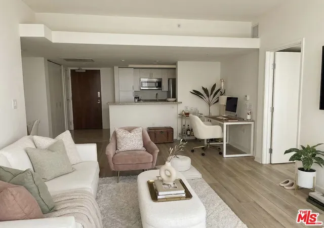 Homes for sale in Marina Del Rey, CA | 13700 Marina Pointe Dr #1126, Marina Del Rey, CA 90292 | MLS# 26667445