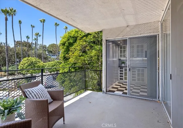 Homes for sale in Los Angeles, CA | 289 S Barrington Ave, Los Angeles, CA 90049
