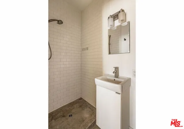 2nd image of 130 S Hewitt St, Los Angeles, CA 90012