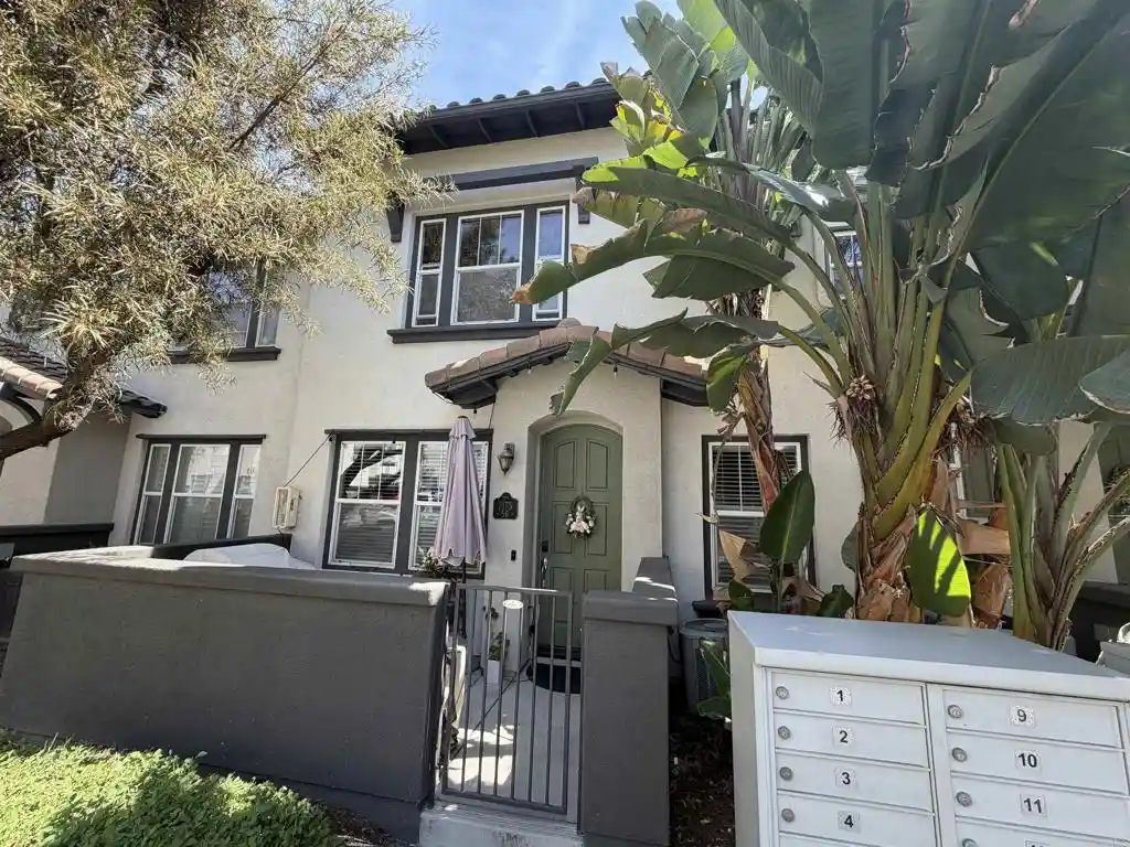 Listing Photo 2 - Condo for sale in 2175 Condor Dr located at 2175 Condor Dr, Chula Vista, CA 91915 - Unit #56