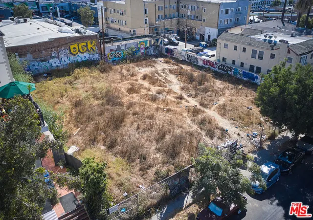 Photo 3 of Sale Pending at 734 S Manhattan Pl, Los Angeles, CA 90005 | MLS# 26672299 | Listing updated on 2026-06-24