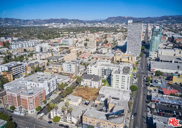 Photo 4 of Sale Pending at 734 S Manhattan Pl, Los Angeles, CA 90005 | MLS# 26672299 | Listing updated on 2026-06-24
