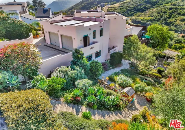 Homes for sale in Malibu, CA | 2915 Valmere Dr, Malibu, CA 90265 | MLS# 26672465