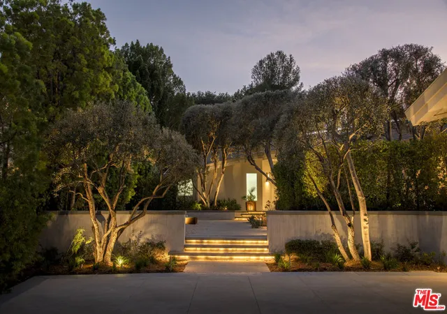 1st image of 3833 Hayvenhurst Dr, Encino, CA 91436 | MLS# 26668889