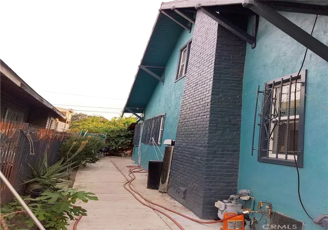 17th image of 1046 W 49th, Los Angeles, CA 90037 | MLS# CV26071048