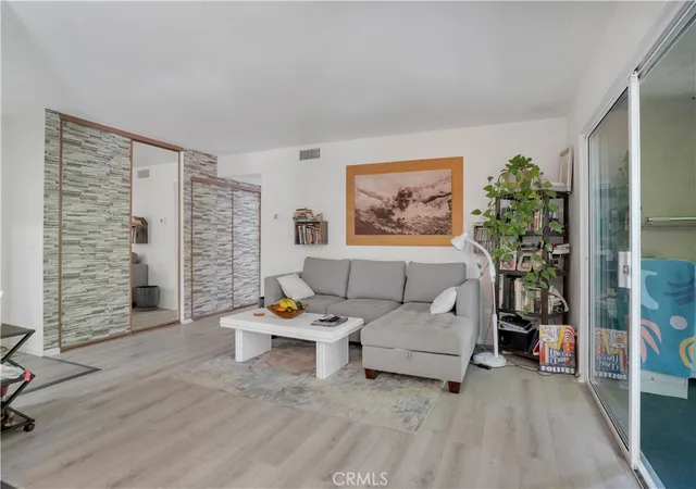 3rd image of 291 Sequoia Ct #13, Thousand Oaks, CA 91360 | MLS# SR26069133