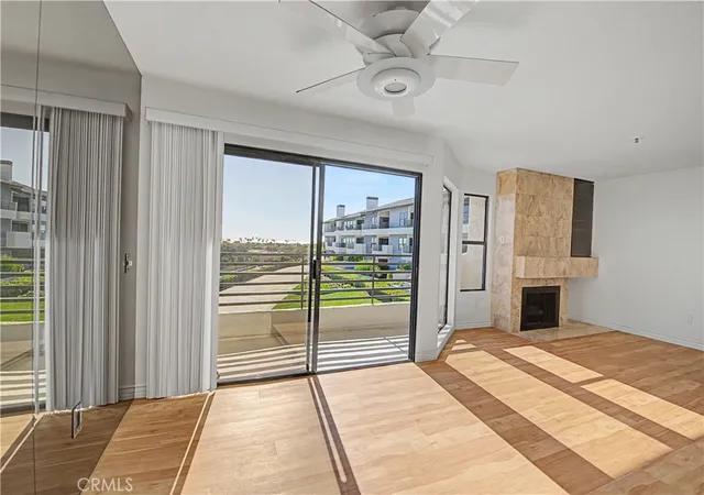 Listing Photo 4 - Condo for sale in building located at 280 Cagney Ln, Newport Beach, CA 92663 - Unit #207