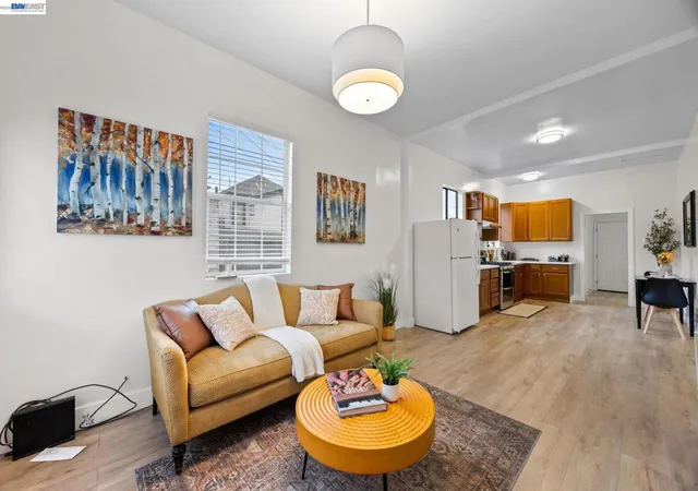 2nd image of 1526 Munson Way, Oakland, CA 94606 | MLS# 41129612
