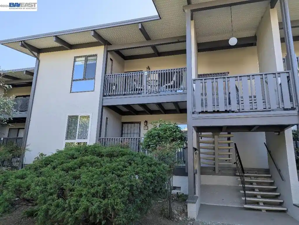 Listing Photo 2 - Condo for sale in 19100 Crest Ave located at 19100 Crest Ave, Castro Valley, CA 94546 - Unit #24