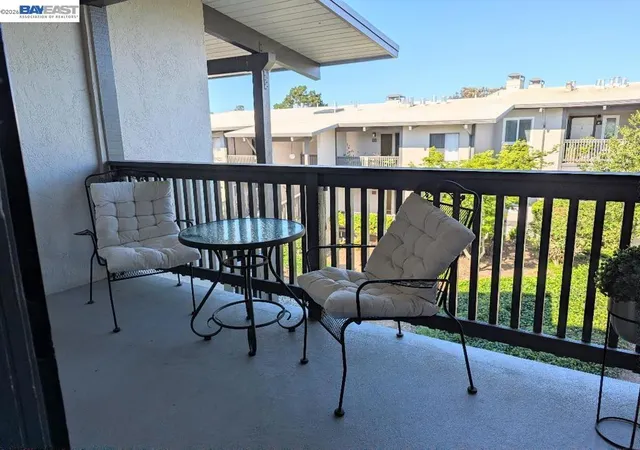 Listing Photo 4 - Condo for sale in building located at 19100 Crest Ave, Castro Valley, CA 94546 - Unit #24