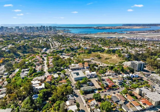 Listing Photo 2 - Condo for sale in building located at 711 W Pennsylvania Ave, San Diego, CA 92103 - Unit #