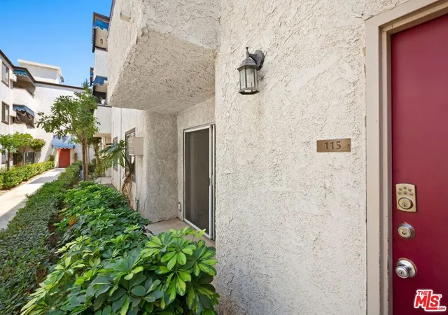 2nd image of 18530 Hatteras St #115, Tarzana, CA 91356 | MLS# 26673277