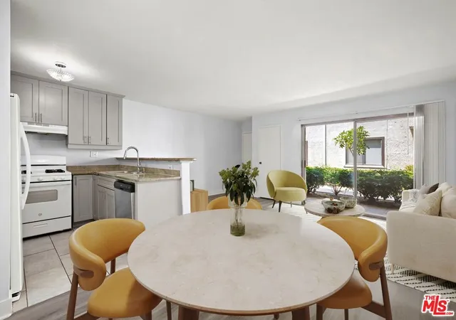 4th image of 18530 Hatteras St #115, Tarzana, CA 91356 | MLS# 26673277