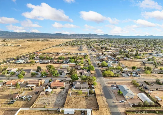 5th image of 22404 Broken Lance Ct, Apple Valley, CA 92307 | MLS# HD26073075