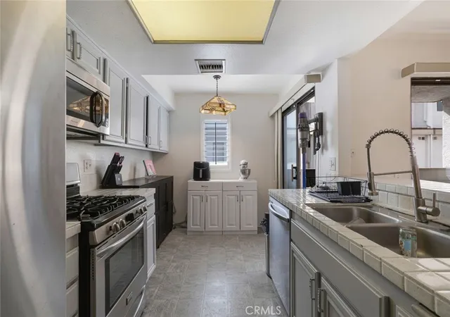 3rd image of 10231 Independence #C17, Chatsworth, CA 91311 | MLS# SR26074101