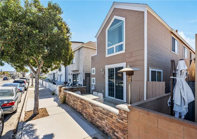 2nd image of 219 32nd St, Newport Beach, CA 92663 | MLS# PW26074221