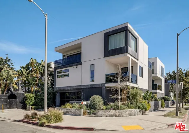 2nd image of 1208 Palms Blvd, Venice, CA 90291 | MLS# 26641869