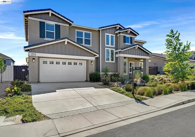Photo 2 of Single family home for sale at 271 Eagle Nest Dr, Oakley, CA 94561 | MLS# 41130178 | Listing updated on 2026-10-01