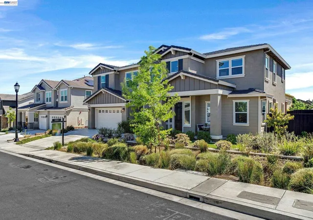 Photo 3 of Single family home for sale at 271 Eagle Nest Dr, Oakley, CA 94561 | MLS# 41130178 | Listing updated on 2026-10-01