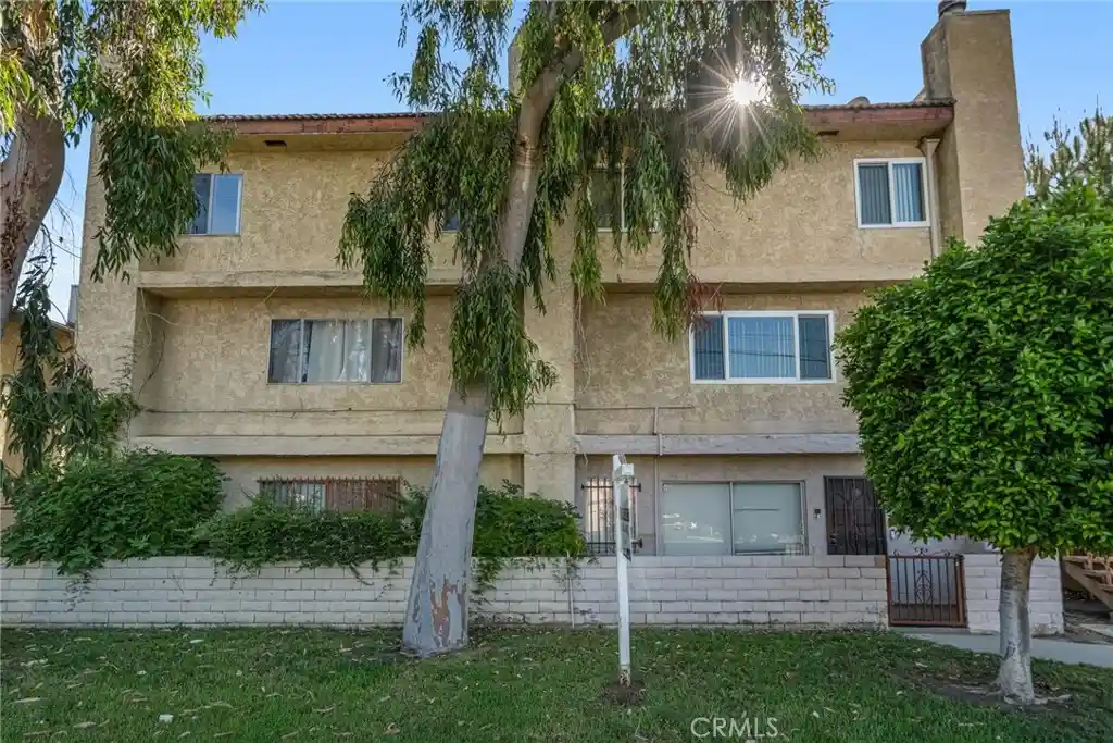 Listing Photo 2 - Condo for sale in 6438 Hazeltine Ave located at 6438 Hazeltine Ave, Green Valley, CA 91401 - Unit 6438 Hazeltine Ave