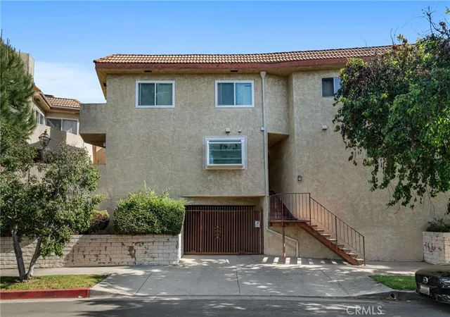 Photo 2 of Condo for sale at 6438 Hazeltine Ave #6, Van Nuys, CA 91401 | MLS# DW26076176 | Listing updated on 2026-10-01