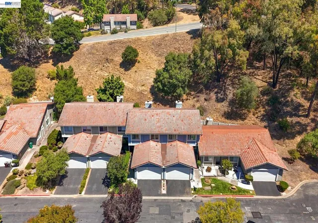 Photo 2 of Townhouse for sale at 34 Chimney Rock, Oakland, CA 94605 | MLS# 41130286 | Listing updated on 2026-10-01