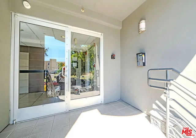 4th image of 733 S Manhattan Pl, Los Angeles, CA 90005
