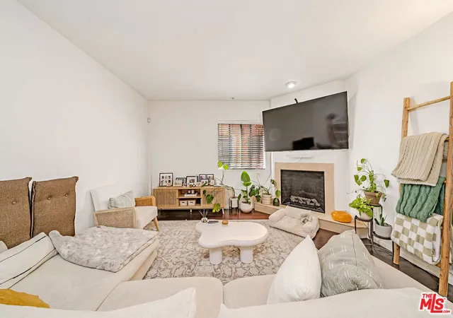 5th image of 733 S Manhattan Pl, Los Angeles, CA 90005