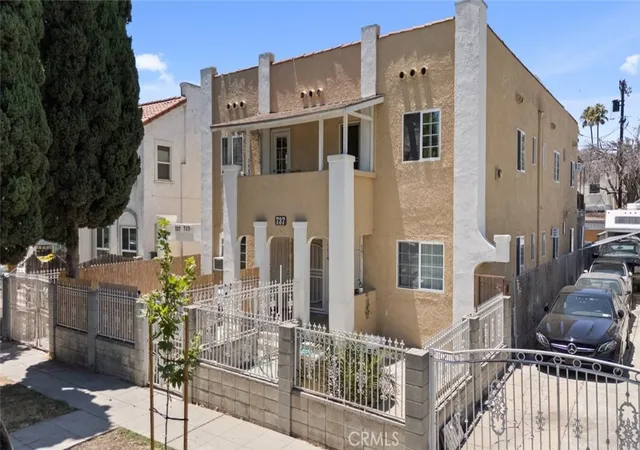 1st image of 737 N Ridgewood Pl, Los Angeles, CA 90038 | MLS# SR26076301