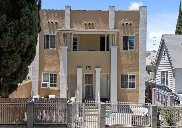 2nd image of 737 N Ridgewood Pl, Los Angeles, CA 90038 | MLS# SR26076301