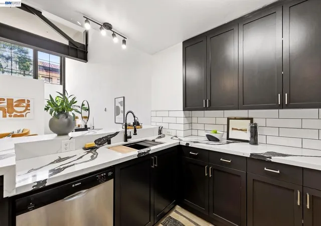 Homes for sale in Oakland, CA | 330 13Th St #1A, Oakland, CA 94612 | MLS# 41130320