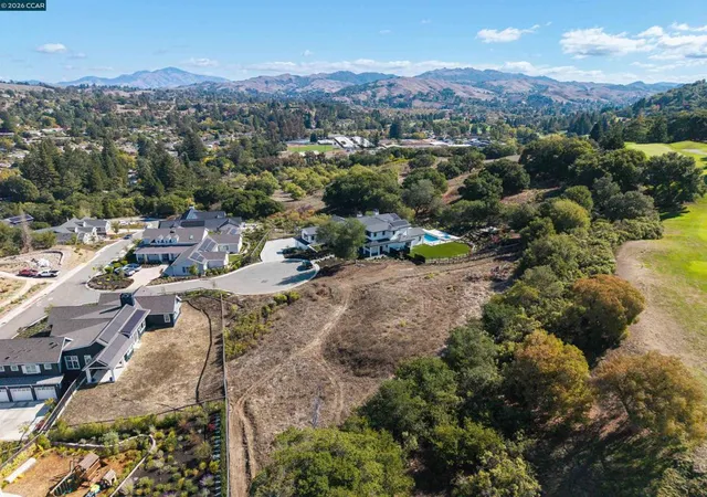 Photo 4 of Sale Pending at 20 Adobe Ct, Orinda, CA 94563 | MLS# 41130418 | Listing updated on 2026-07-05