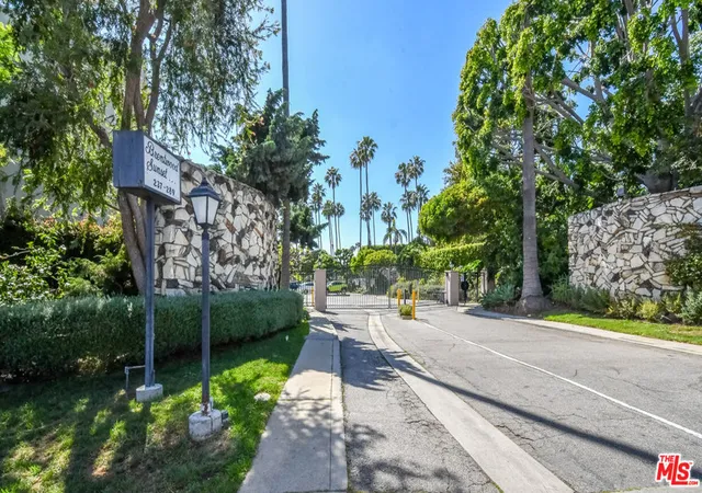 Homes for sale in Los Angeles, CA | 289 S Barrington Avenue, Los Angeles, CA 90049 | Houzeo