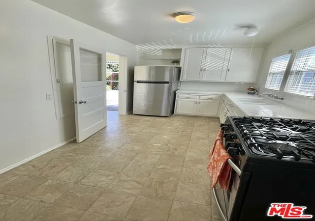 4th image of 854 Rose Ave, Venice, CA 90291 | MLS# 26695513