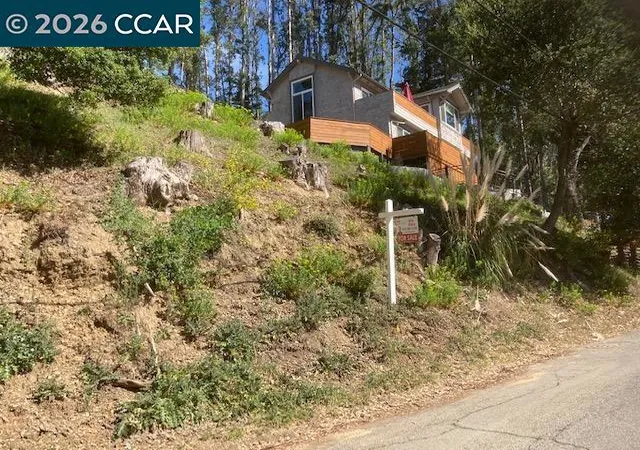 2nd image of 0 Woodrow Dr, Oakland, CA 94611 | MLS# 41130453