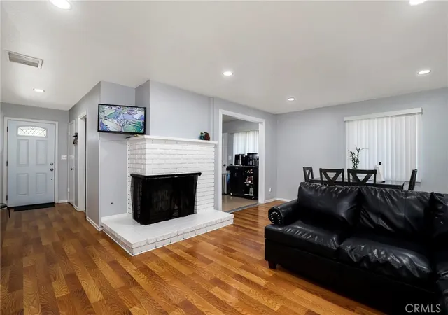3rd image of 44650 2Nd E, Lancaster, CA 93535 | MLS# BB26074667