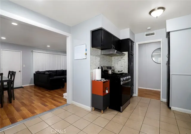 5th image of 44650 2Nd E, Lancaster, CA 93535 | MLS# BB26074667