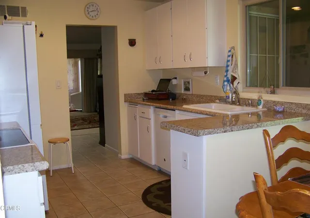 Listing Photo 4 - Condo for sale in building located at 7177 Vlg 7, Camarillo, CA 93012