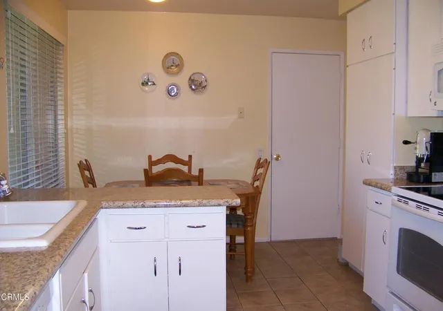 Listing Photo 5 - Condo for sale in building located at 7177 Vlg 7, Camarillo, CA 93012