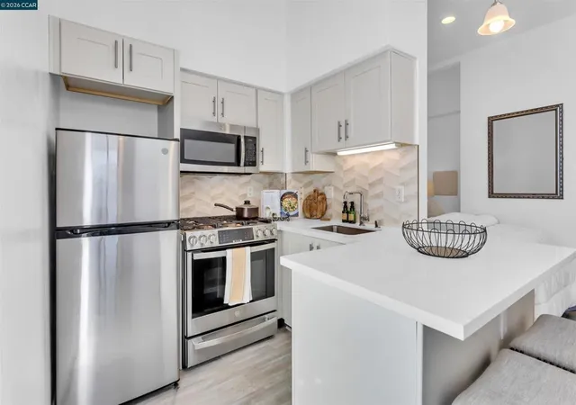Listing Photo 5 - Condo for sale in building located at 410 Webster St, Oakland, CA 94607 - Unit #5