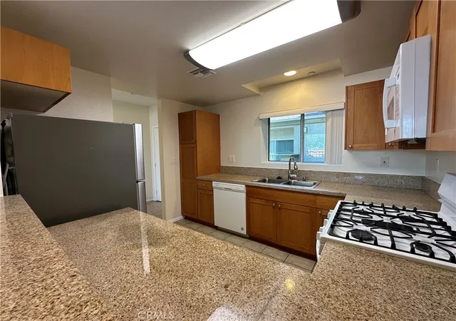Photo 4 of Condo for sale at 7551 Jordan #304, Canoga Park, CA 91303 | MLS# SR26074030 | Listing updated on 2026-10-01