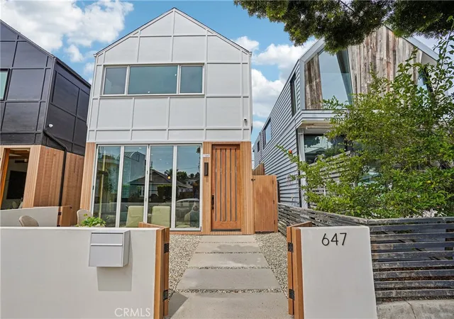 Photo 1 of Single family home for sale at 647 Navy St, Santa Monica, CA 90405 | MLS# SB26052572 | Listing updated on 2026-09-24