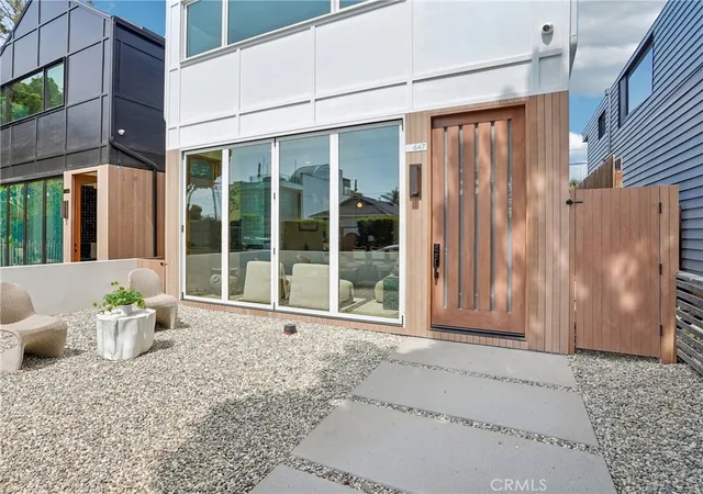 Photo 2 of Single family home for sale at 647 Navy St, Santa Monica, CA 90405 | MLS# SB26052572 | Listing updated on 2026-09-24